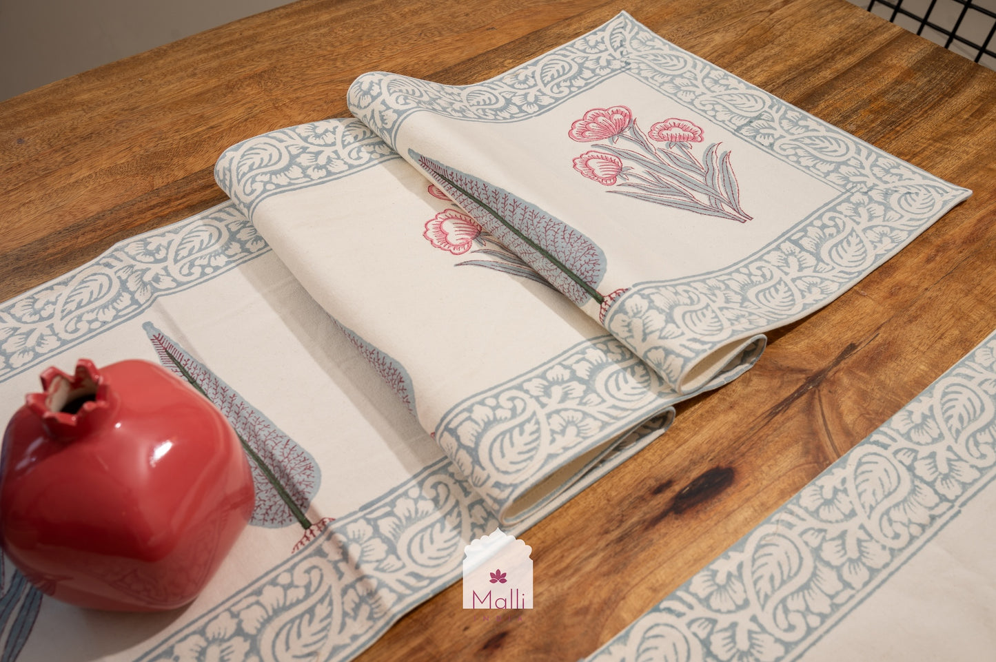 Pink tulips on beige - Runner, placemat & napkin set for 6 seater