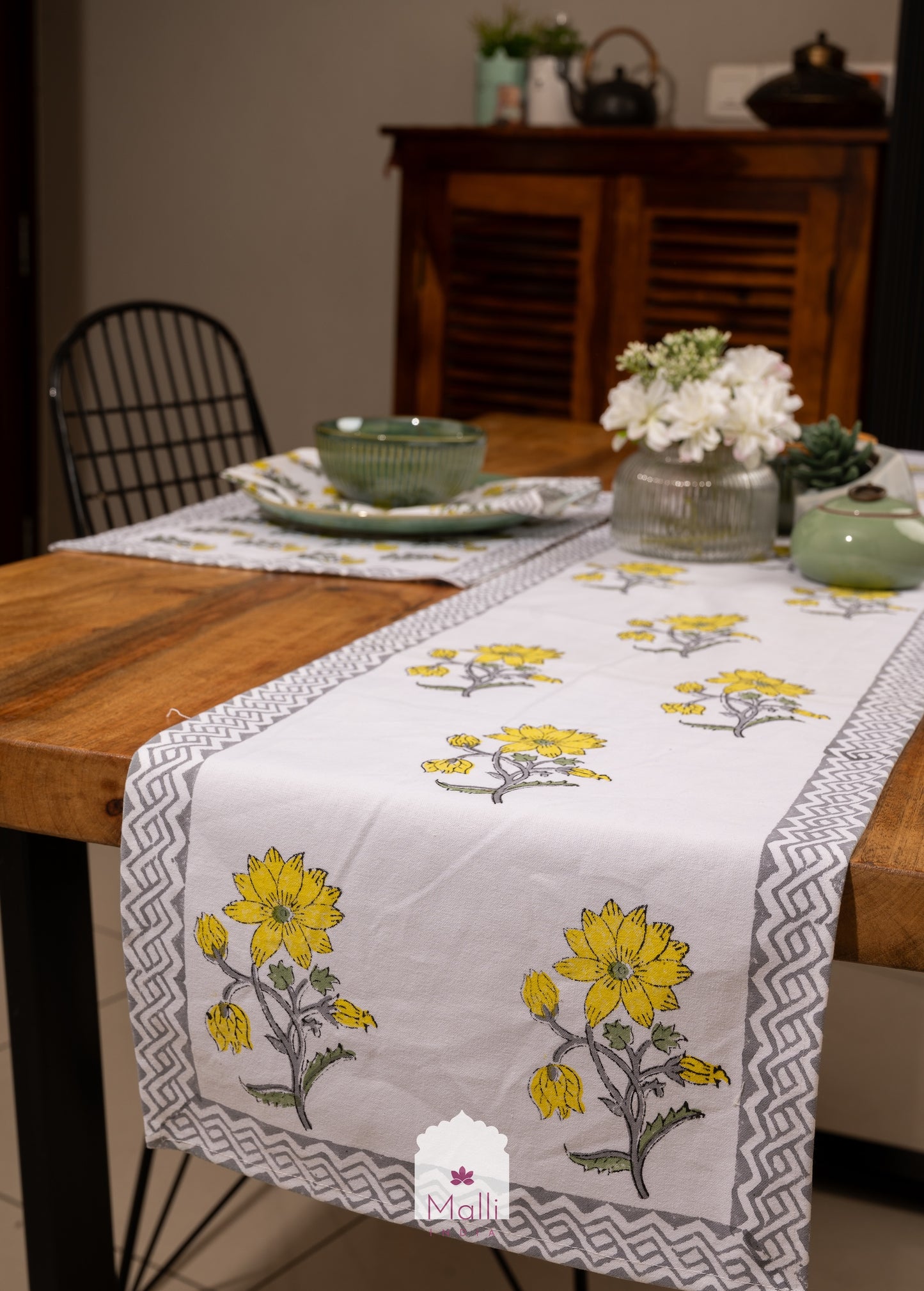 Yellow dahlia buti - Runner, placemat & napkin set for 6 seater