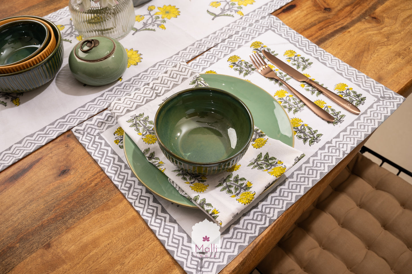 Yellow dahlia buti - Runner, placemat & napkin set for 6 seater