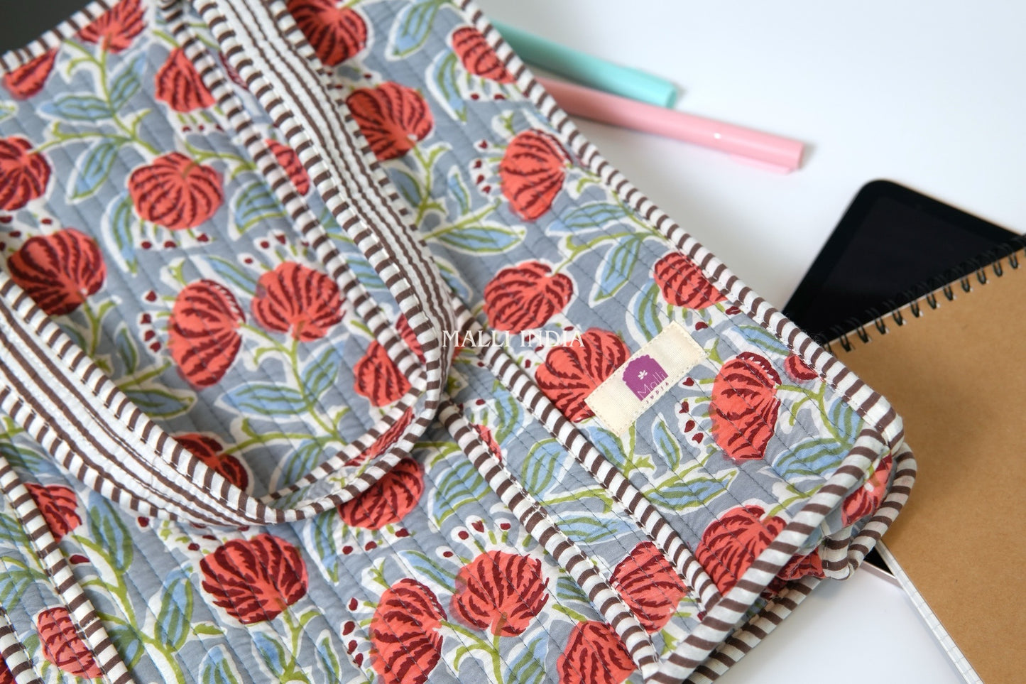 Travel tote bag with zipper closure - Red poppies on grey