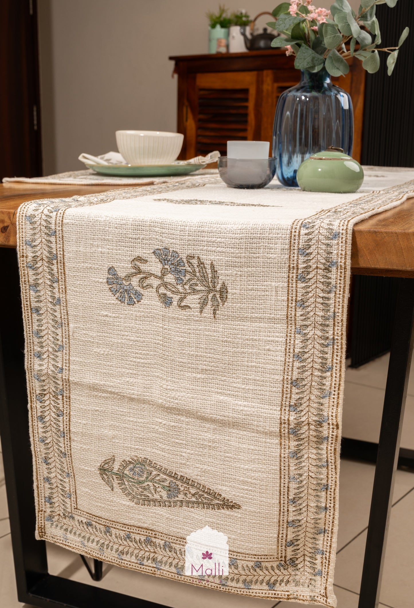 Blue daisy & leaf buti on white - Runner, placemat & napkin set for 6 seater