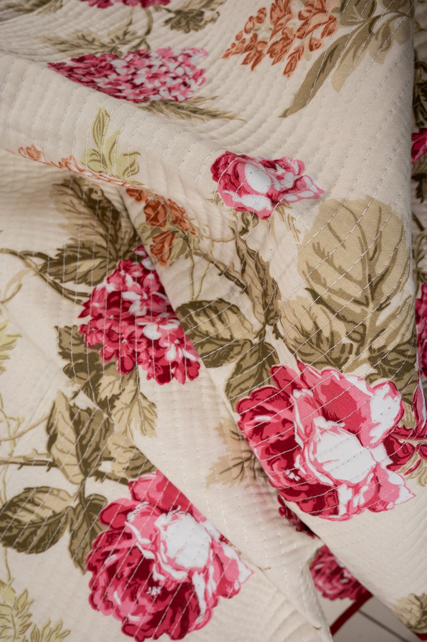 Rose gardens with cream pillow case - Quilted reversible bedcover in pure cotton
