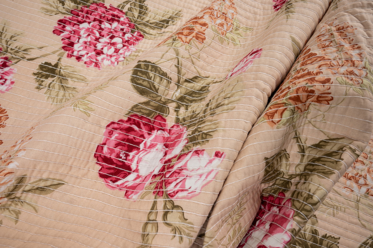 Rose gardens with beige pillow case - Quilted reversible bedcover in pure cotton