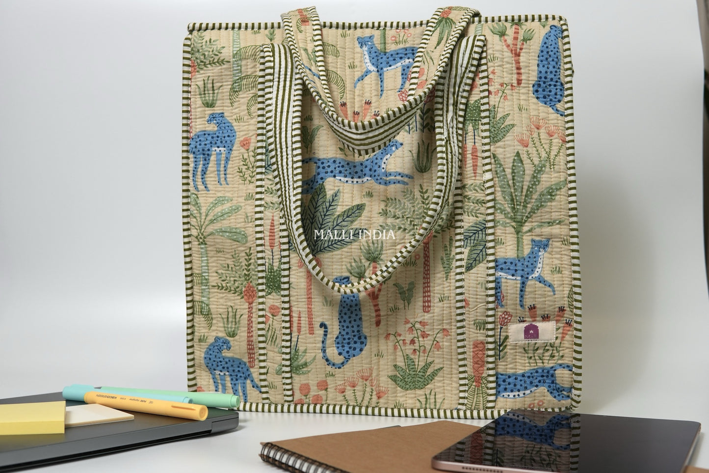 Travel tote bag with zipper closure - Tropical jungle on beige