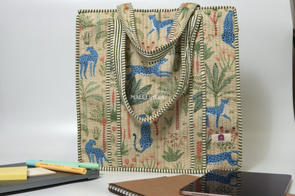 Travel tote bag with zipper closure - Tropical jungle on beige