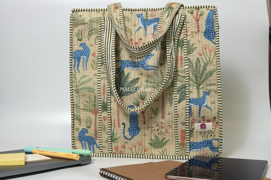 Travel tote bag with zipper closure - Tropical jungle on beige