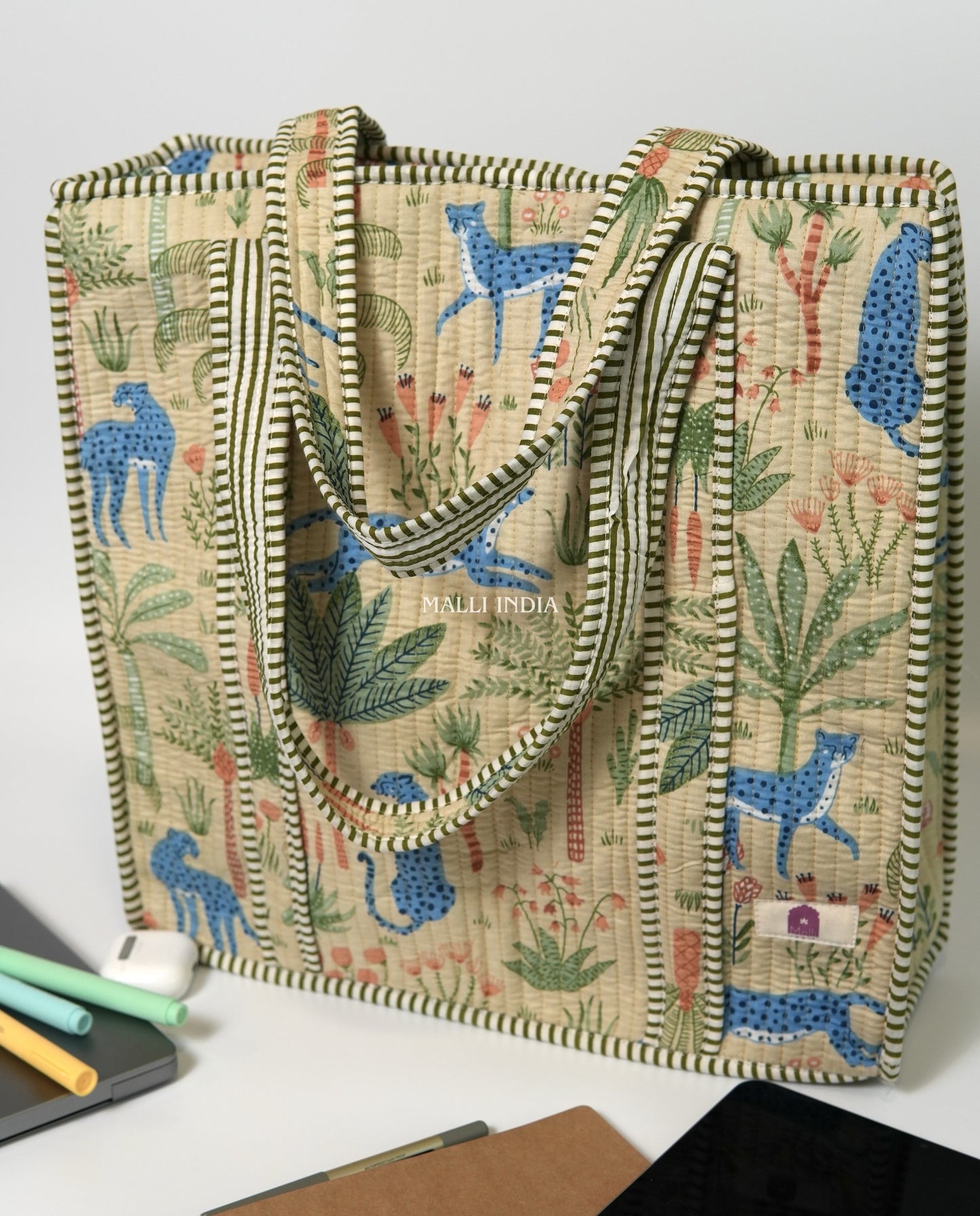 Travel tote bag with zipper closure - Tropical jungle on beige
