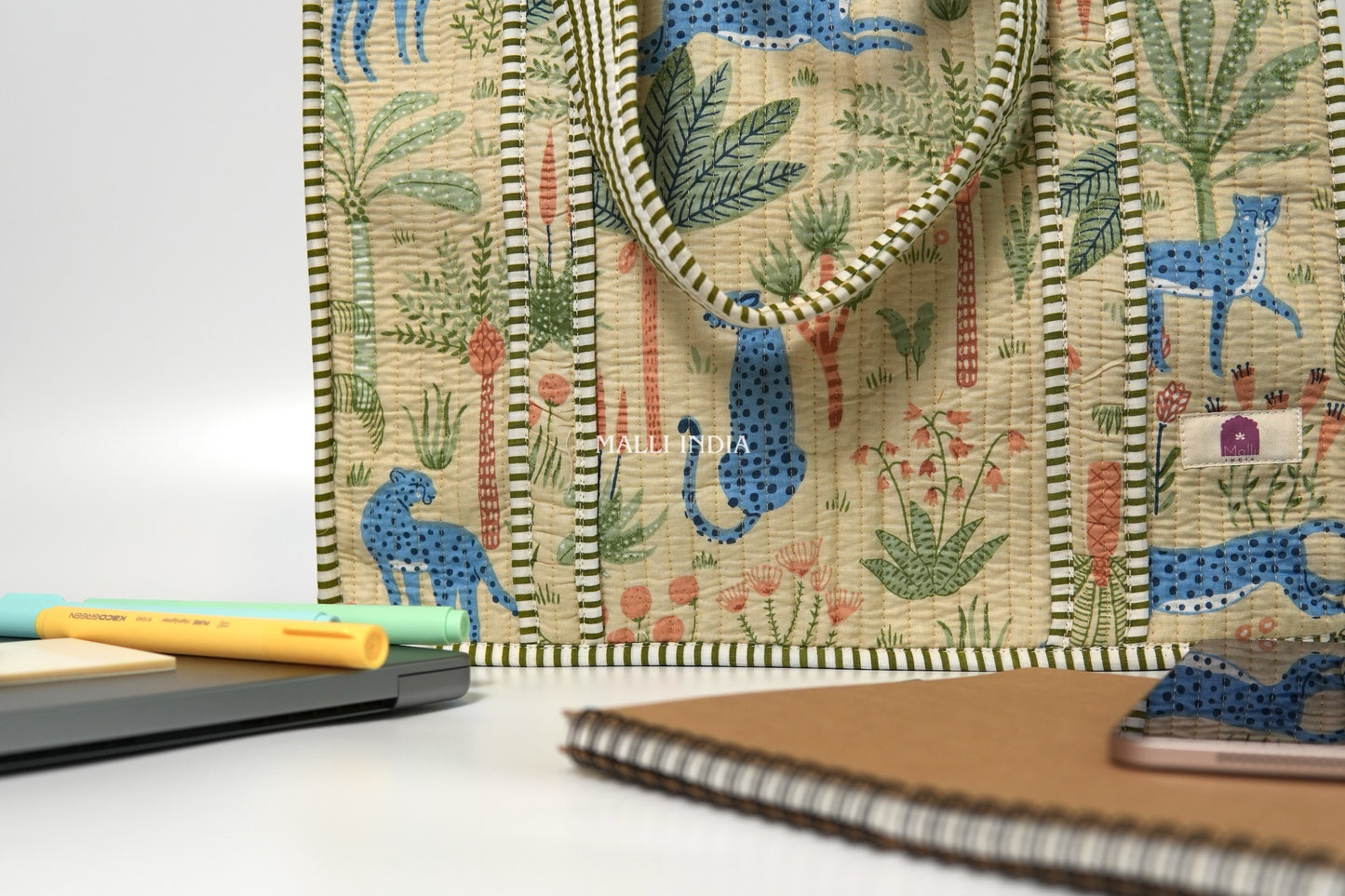 Travel tote bag with zipper closure - Tropical jungle on beige