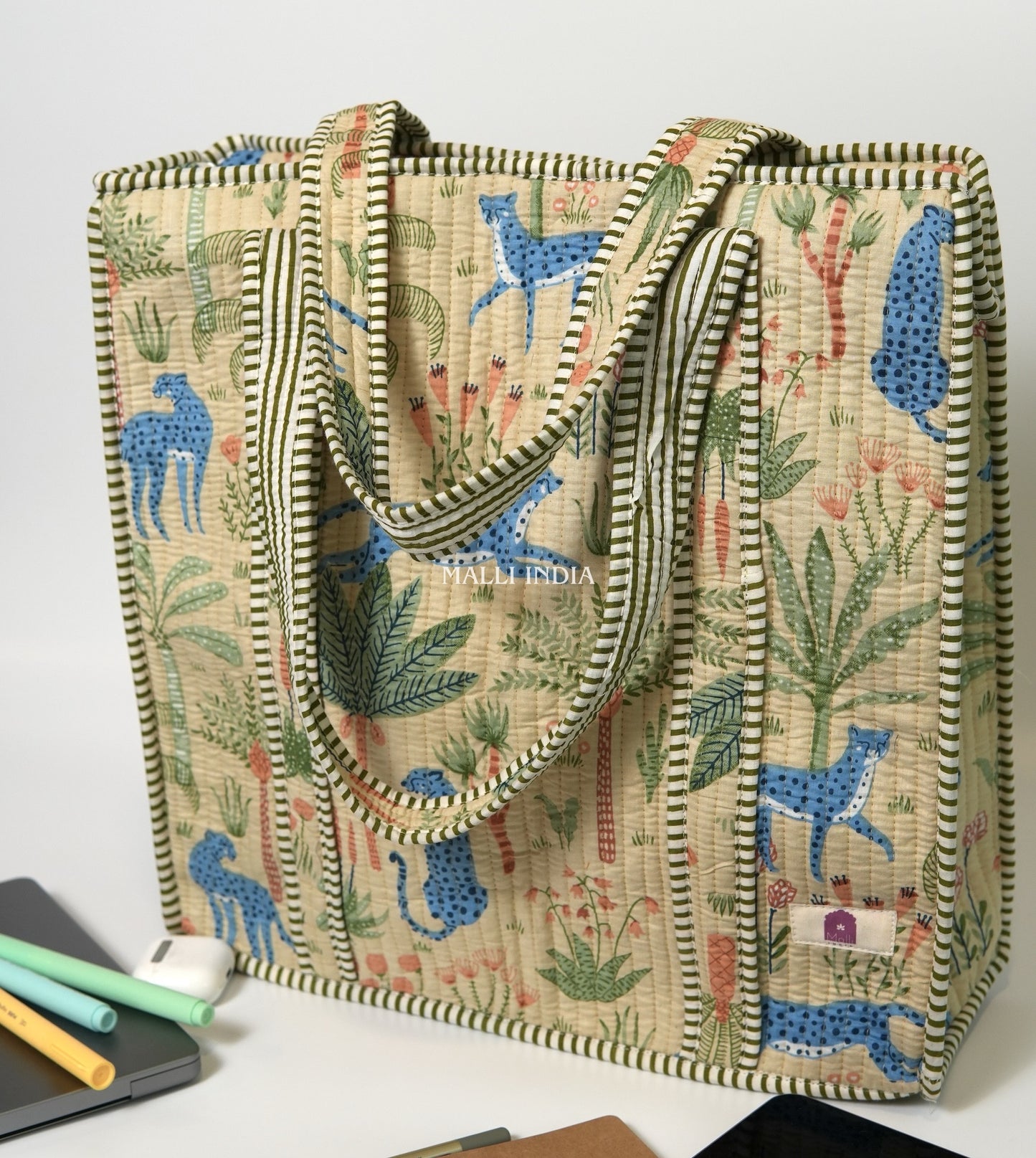 Travel tote bag with zipper closure - Tropical jungle on beige
