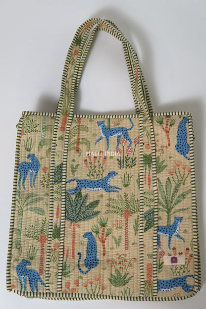 Travel tote bag with zipper closure - Tropical jungle on beige
