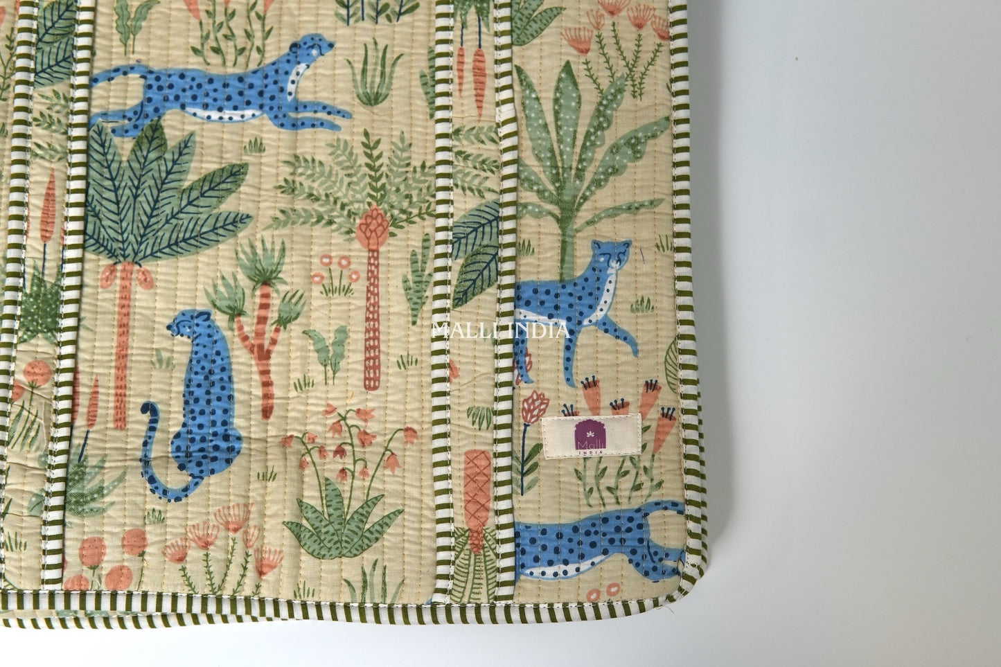 Travel tote bag with zipper closure - Tropical jungle on beige