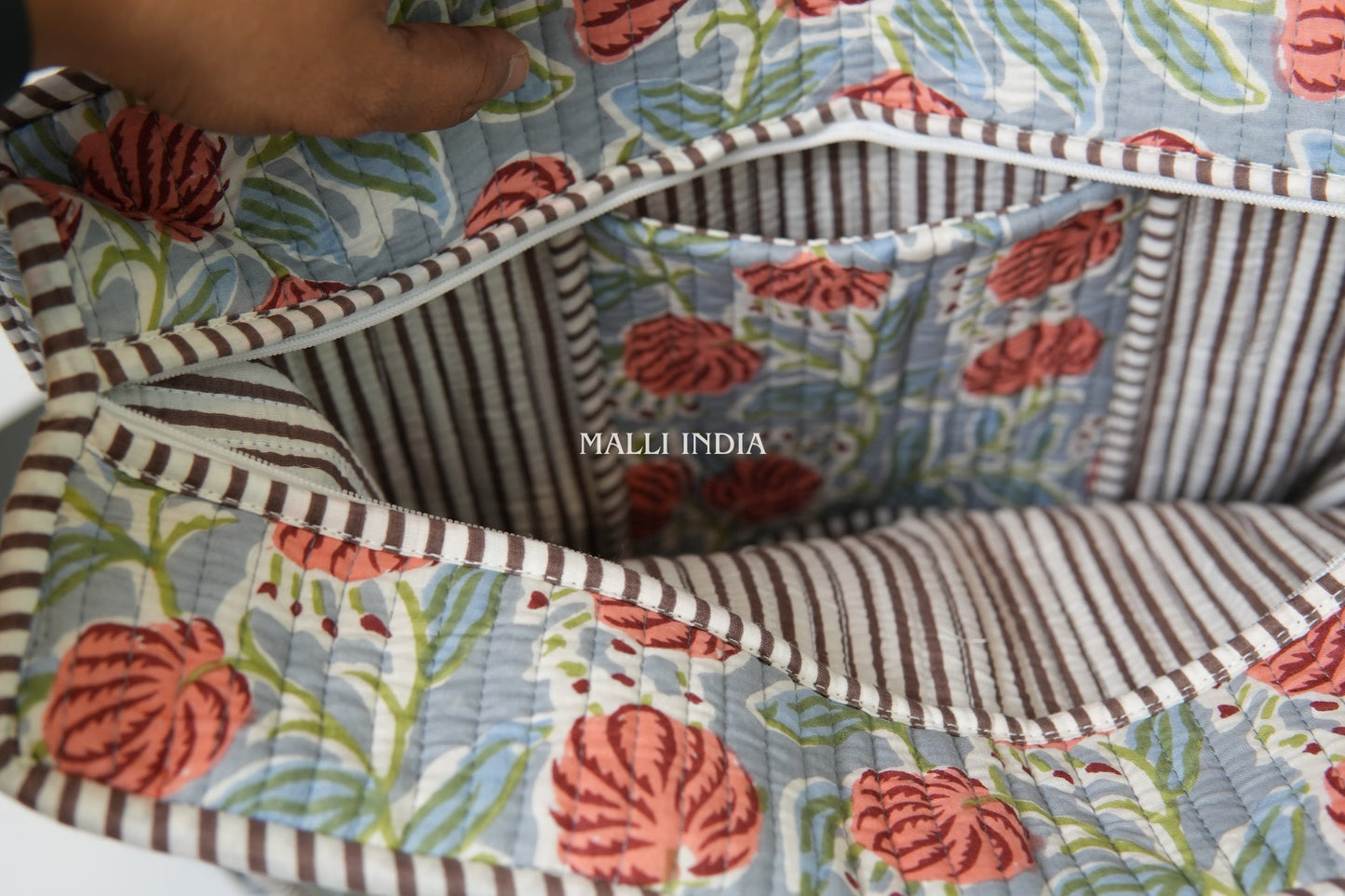 Travel tote bag with zipper closure - Red poppies on grey
