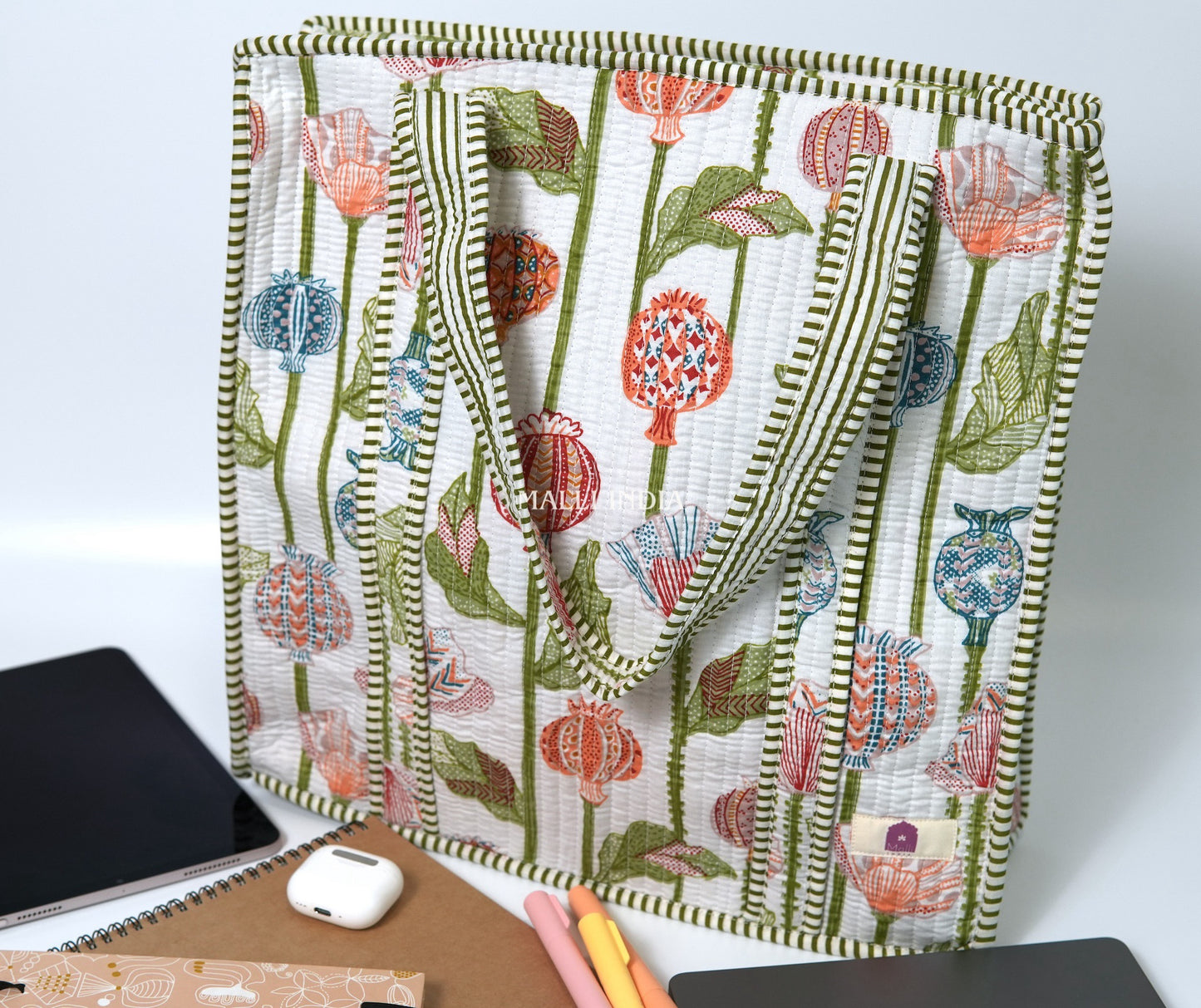 Travel tote bag with zipper closure - Pomegranate garden