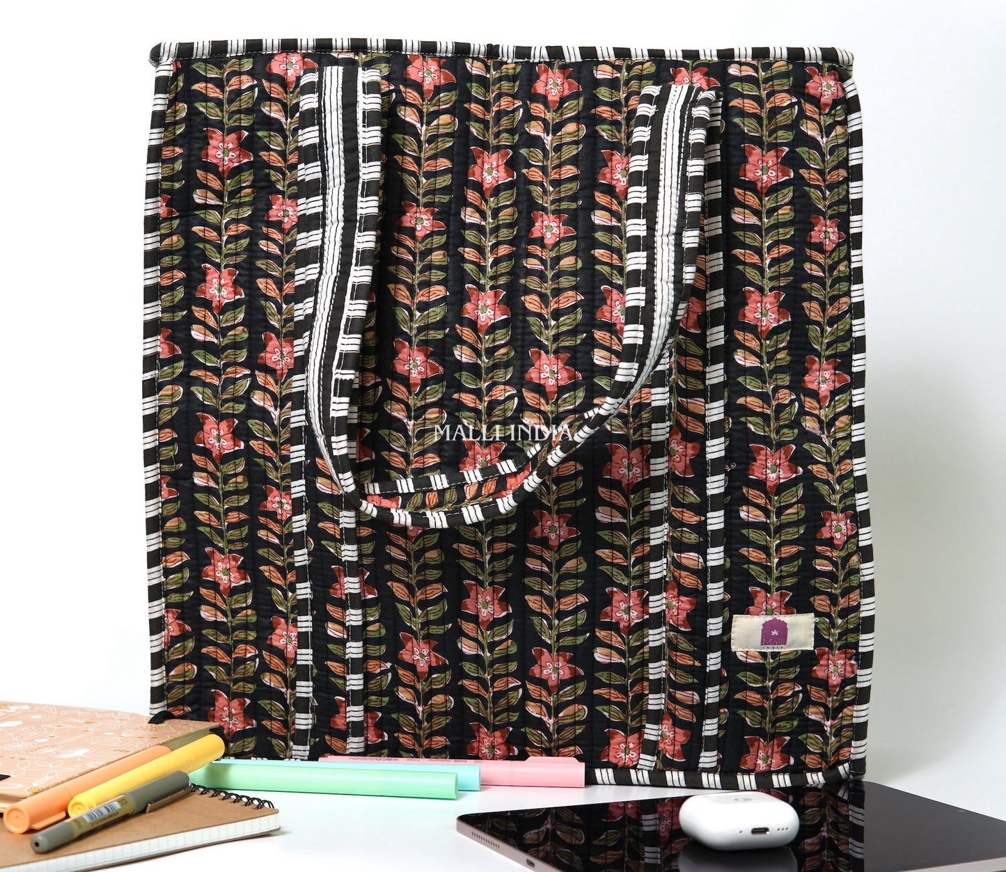 Travel tote bag with zipper closure - Midnight gardens
