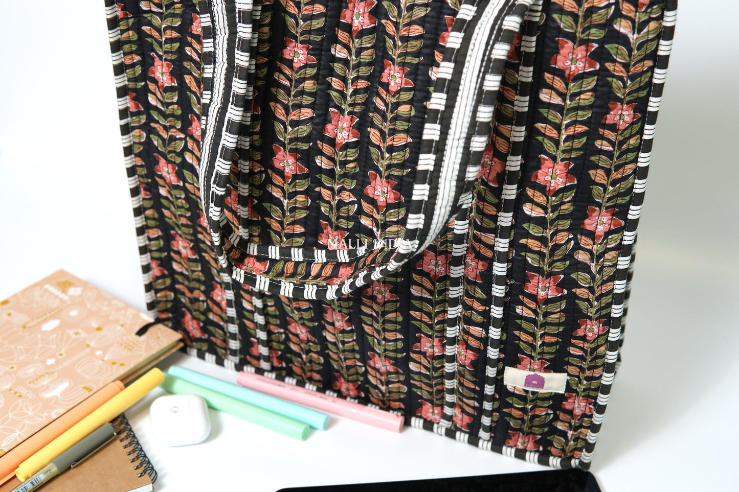 Travel tote bag with zipper closure - Midnight gardens