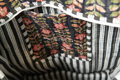 Travel tote bag with zipper closure - Midnight gardens