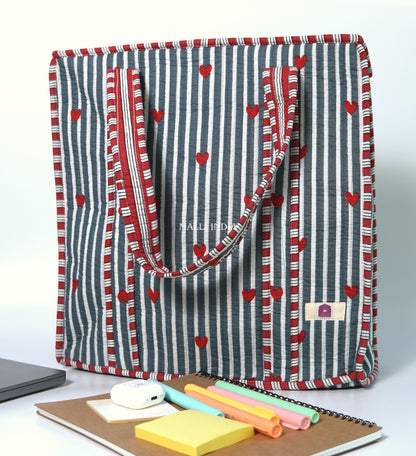 Travel tote bag with zipper closure - Mini hearts on grey stripes