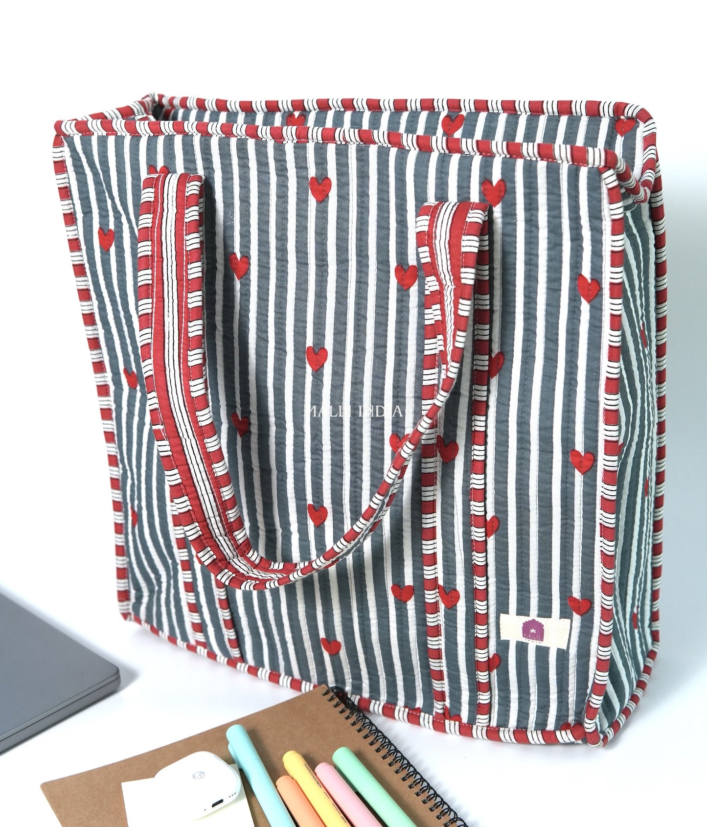 Travel tote bag with zipper closure - Mini hearts on grey stripes