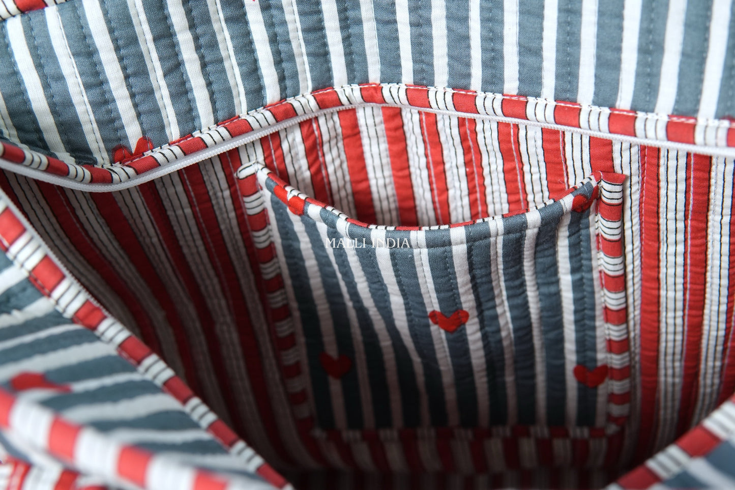 Travel tote bag with zipper closure - Mini hearts on grey stripes