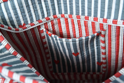 Travel tote bag with zipper closure - Mini hearts on grey stripes