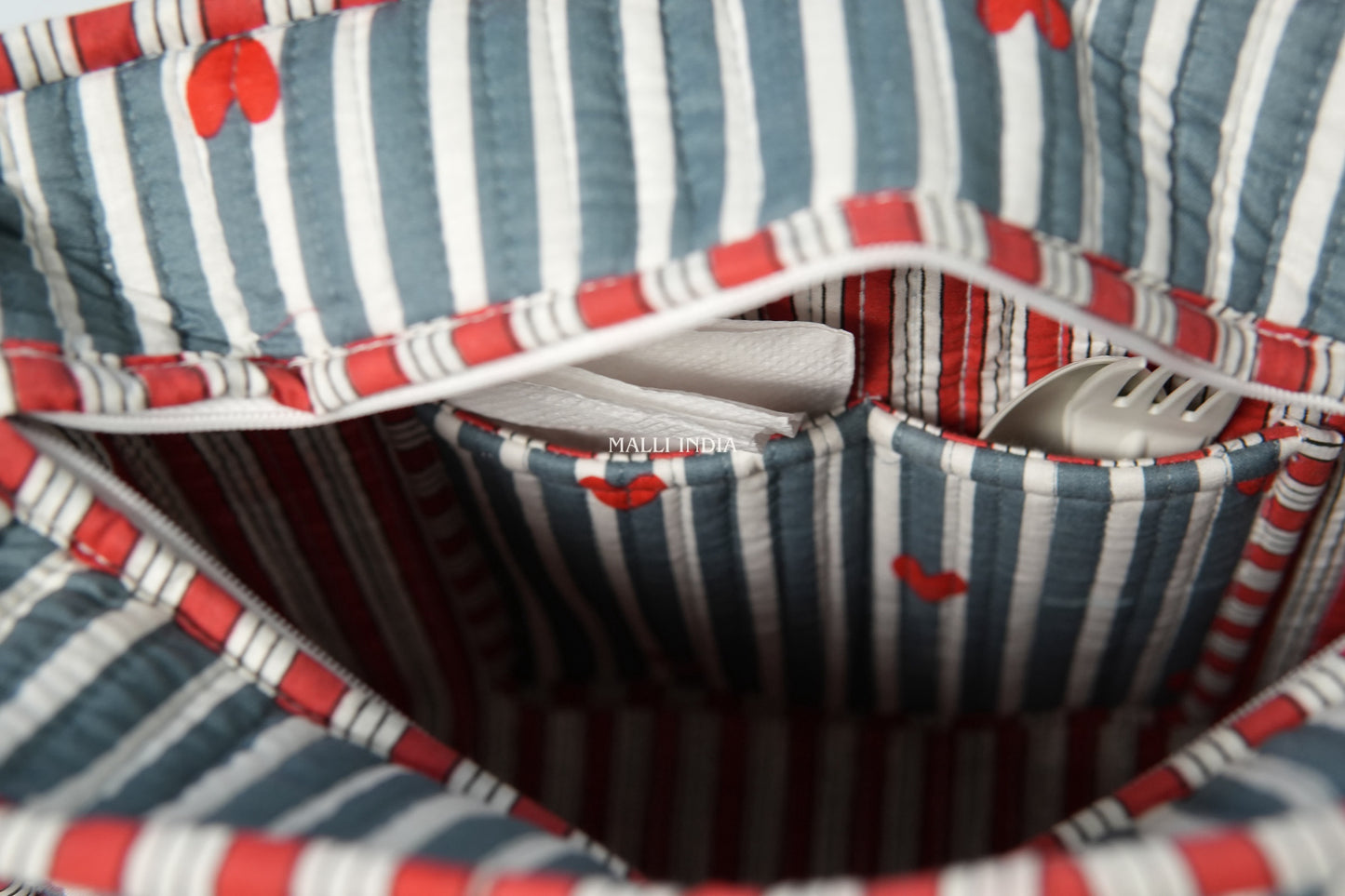 Lunch bag with zipper closure - Mini hearts on grey stripes