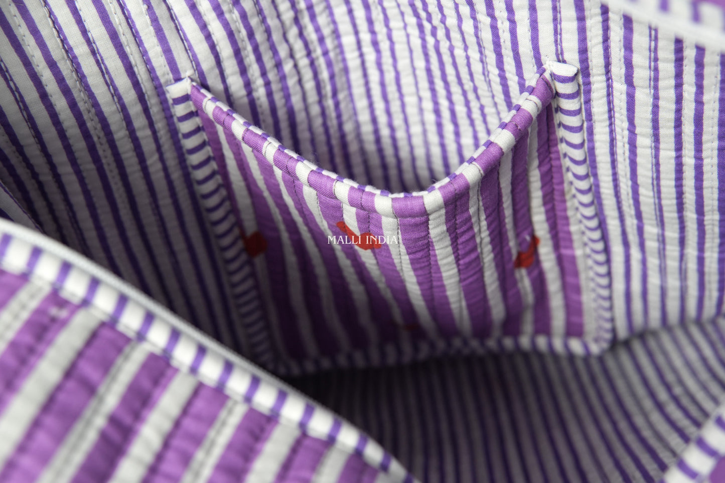 Travel tote bag with zipper closure - Mini hearts on purple stripes