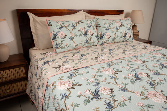 Blooms in the sky - Quilted reversible bedcover in pure cotton