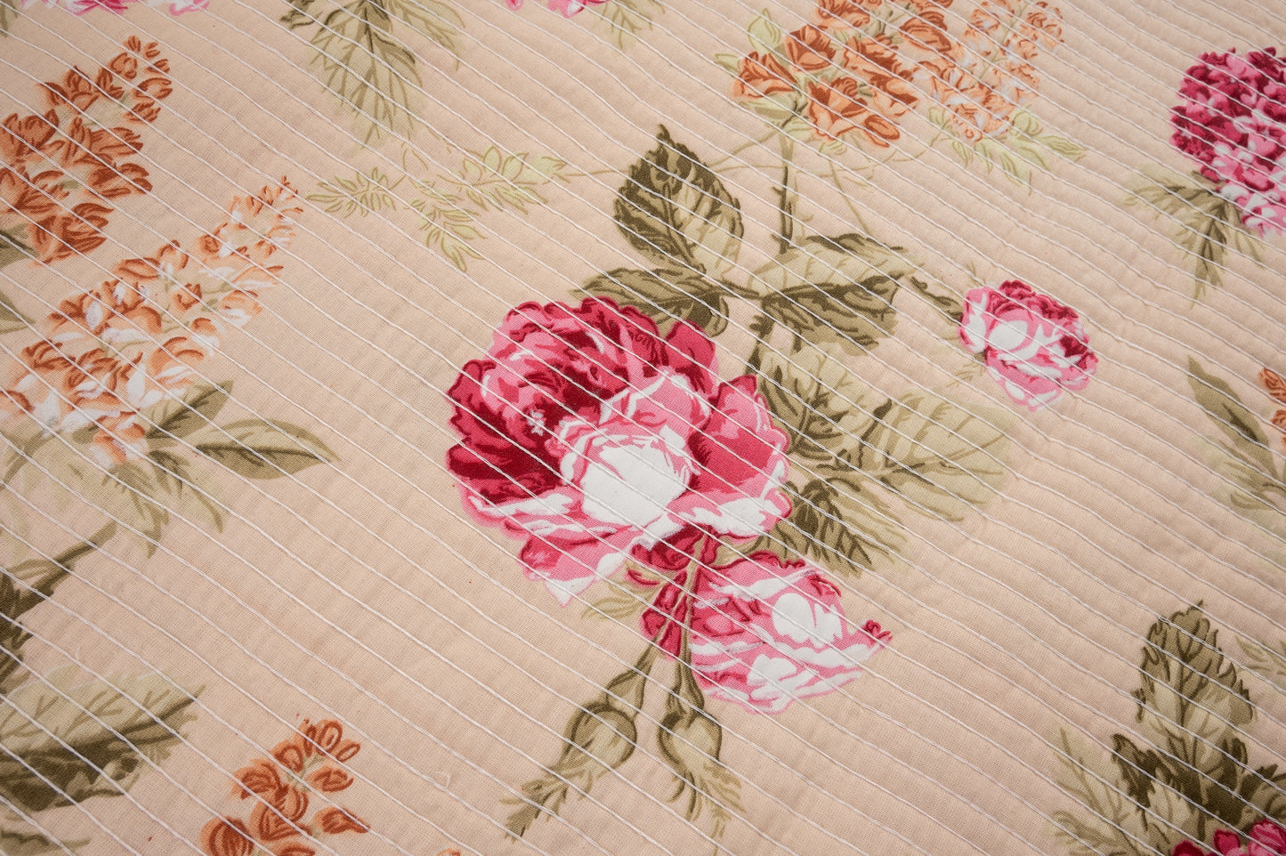 Rose gardens with beige pillow case - Quilted reversible bedcover in pure cotton